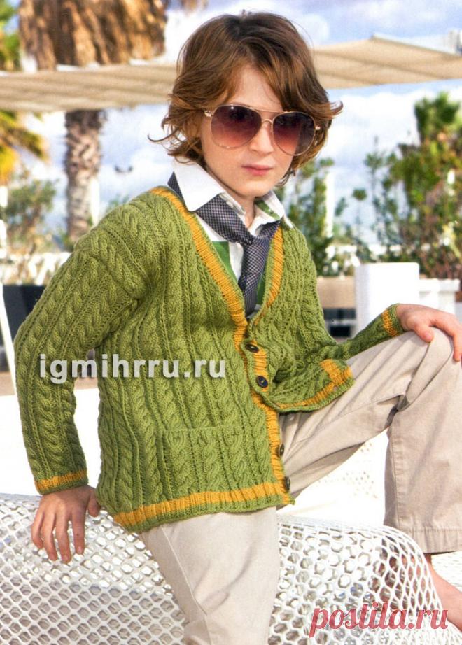 Для мальчика 5-11 лет. Зеленый жакет с «косами». Вязание спицами для мальчиков