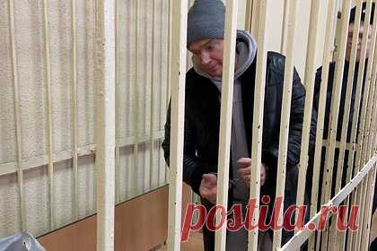 Директору охраняющего брянскую гимназию ЧОПа заменили меру пресечения. Суд освободил под залог генерального директора частного охранного предприятия (ЧОП) «Агентство Экскалибур» Сергея Поддубного, отвечающего за безопасность в брянской гимназии № 5. За него внесут залог в размере 1,5 миллиона рублей. Ранее суд отправил Поддубного под арест на два месяца после стрельбы в брянской школе.