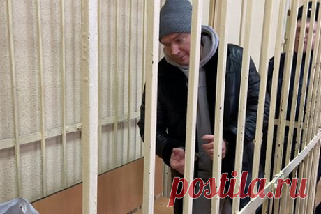 Директору охраняющего брянскую гимназию ЧОПа заменили меру пресечения. Суд освободил под залог генерального директора частного охранного предприятия (ЧОП) «Агентство Экскалибур» Сергея Поддубного, отвечающего за безопасность в брянской гимназии № 5. За него внесут залог в размере 1,5 миллиона рублей. Ранее суд отправил Поддубного под арест на два месяца после стрельбы в брянской школе.