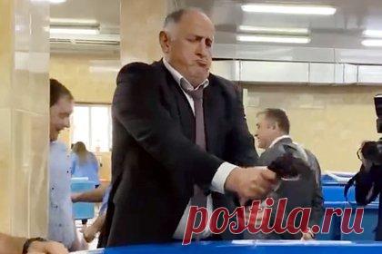 Поцеловавший ягненка премьер-министр Дагестана пощупал стерлядь. Председатель правительства Дагестана Абдулмуслим Абдулмуслимов в ходе визита в аквакомплекс Дагестанского государственного университета пощупал стерлядь. «Рыба поймана! Абдулмуслим Абдулмуслимов вновь наощупь оценивает достижения в сфере АПК и рыбоводстве», — говорится в комментарии к видео.