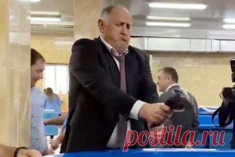 Поцеловавший ягненка премьер-министр Дагестана пощупал стерлядь. Председатель правительства Дагестана Абдулмуслим Абдулмуслимов в ходе визита в аквакомплекс Дагестанского государственного университета пощупал стерлядь. «Рыба поймана! Абдулмуслим Абдулмуслимов вновь наощупь оценивает достижения в сфере АПК и рыбоводстве», — говорится в комментарии к видео.