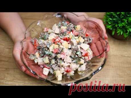 Баварский салат с курицей, помидорами и черным хлебом