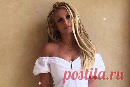 Бритни Спирс отреагировала на слухи о пластике груди. Американская певица Бритни Спирс отреагировала на слухи об увеличении груди посредством хирургического вмешательства. Знаменитость разместила архивный кадр из фотосессии 2001 года, на котором она позирует в лесу. Поп-исполнительницу запечатлели в атласном кроп-топе и джинсах с заниженной линией талии.