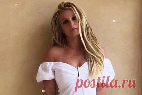 Бритни Спирс отреагировала на слухи о пластике груди. Американская певица Бритни Спирс отреагировала на слухи об увеличении груди посредством хирургического вмешательства. Знаменитость разместила архивный кадр из фотосессии 2001 года, на котором она позирует в лесу. Поп-исполнительницу запечатлели в атласном кроп-топе и джинсах с заниженной линией талии.