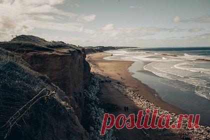 Мужчина отправился в путешествие мечты и погиб из-за фото у нудистского пляжа. 39-летний турист из Испании путешествовал по Аргентине и погиб после падения с десятиметрового обрыва. Мужчина попросил другого туриста сделать его фото на краю обрыва, однако сорвался и упал на каменистый пляж. Он получил множественные травмы и переломы и скончался в больнице.