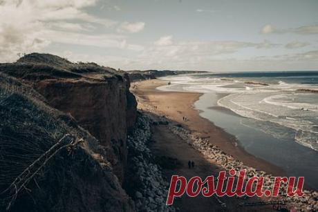 Мужчина отправился в путешествие мечты и погиб из-за фото у нудистского пляжа. 39-летний турист из Испании путешествовал по Аргентине и погиб после падения с десятиметрового обрыва. Мужчина попросил другого туриста сделать его фото на краю обрыва, однако сорвался и упал на каменистый пляж. Он получил множественные травмы и переломы и скончался в больнице.