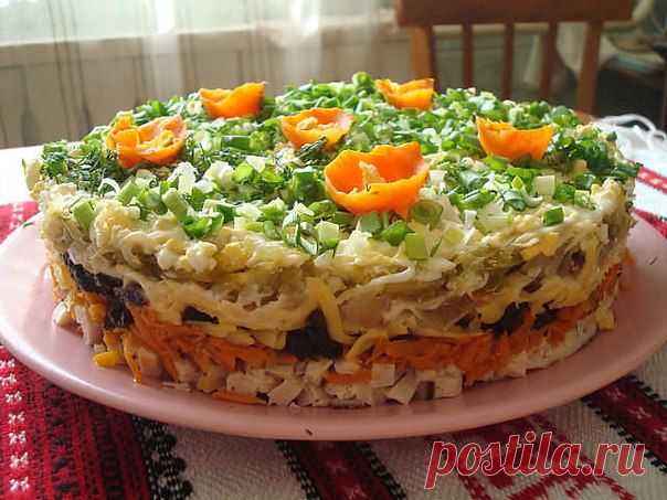 СЛОЁНЫЙ САЛАТ С ЧЕРНОСЛИВОМ.