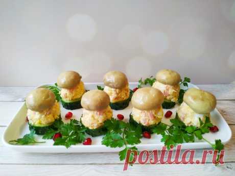 Рецепт праздничной закуски, который проверен временем! Сегодня хочу поделиться с вами рецептом праздничной закуски, которая проверена временем. Всегда готовлю ее для гостей на праздничный стол. Красиво, вкусно и празднично!Ингредиенты:Сыр твердый – 120 гВетчина – 100 гЯйца вареные – 2 шт.Грибы маринованные – 250 гОгурец свежий – 2 шт.Майонез...