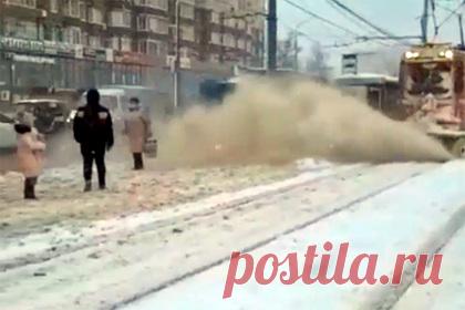 В российском городе трамвай засыпал прохожих грязным снегом. В Туле снегоуборочный трамвай при расчистке путей засыпал прохожих волной грязного снега. Прокуратура уже проверяет попавший на видео инцидент. По данным СМИ, граждан окатили волной снега возле остановки общественного транспорта на проспекте Ленина. Бацейкина уточнила, что инцидент произошел и на улице Металлургов.