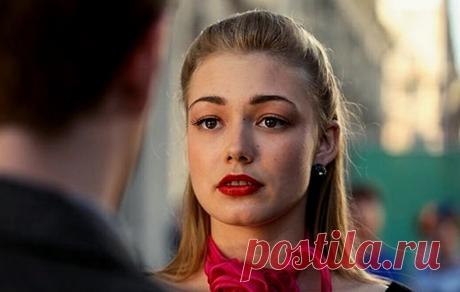 В 21 год окончила школу, стала актрисой без образования. Оксана Акиньшина и её непростой характер.
Миловидная на первый взгляд Оксана Акиньшина производит неоднозначное впечатление. Как говорит сама актриса, на съёмочной площадке её побаиваются. Коллеги притихают, когда появляется она — «Холодная красавица».