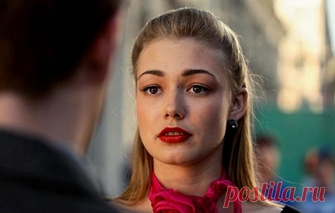 В 21 год окончила школу, стала актрисой без образования. Оксана Акиньшина и её непростой характер.
Миловидная на первый взгляд Оксана Акиньшина производит неоднозначное впечатление. Как говорит сама актриса, на съёмочной площадке её побаиваются. Коллеги притихают, когда появляется она — «Холодная красавица».