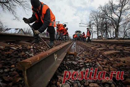 В Киеве грузовой поезд сошел с рельсов. В Киеве грузовой поезд сошел с рельсов, идут восстановительные работы, сообщает украинское издание «Страна.ua» в Telegram.Отмечается, что из-за этого движение кольцевой электрички между станциями Почайна и Святошино временно перекрыто. Восстановительные работы продлятся до 11:00 по московскому времени.