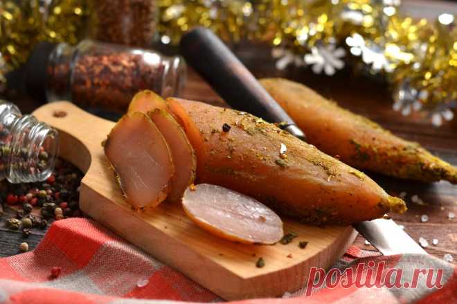 Домашние сыровяленые куриные грудки Домашние сыровяленые куриные грудки, приготовленные в условиях обычной городской квартиры, получаются нежные, вкусные и, главное, без заводских консервантов. Никаких особенных условий создавать не нужно - стандартная температура в помещении примерно 20 -22 градуса и иногда открытая форточка. Небольш