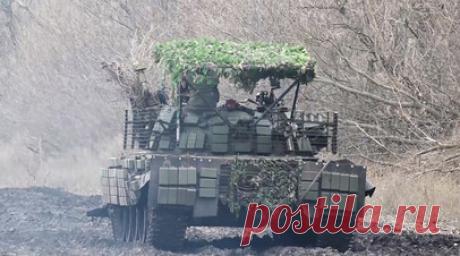 Поддержка штурмовых подразделений: как усовершенствованные танки Т-62М используются в СВО. Министерство обороны России опубликовало кадры боевой работы экипажей усовершенствованных танков Т-62М в зоне спецоперации. Современная модификация Т-62М оснащается тепловизионными прицелами, современными комплексами наведения и средствами динамической защиты. По мнению экспертов, танк способен эффективно выполнять функционал самоходной артиллерийской установки. Поставка Т-62М призвана усилить огневую…