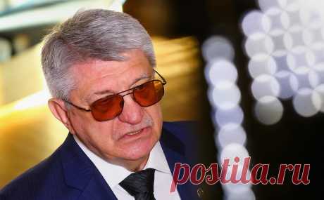 На фестивале в Москве отменили показ фильма Сокурова. Сокуров сообщил, что показывать ленту запретило Минкультуры, и допустил, что фильму не выдадут прокатное удостоверение. Герои картины — Сталин, Черчилль, Гитлер и Муссолини, режиссер отмечал, что «это фантастическая история»