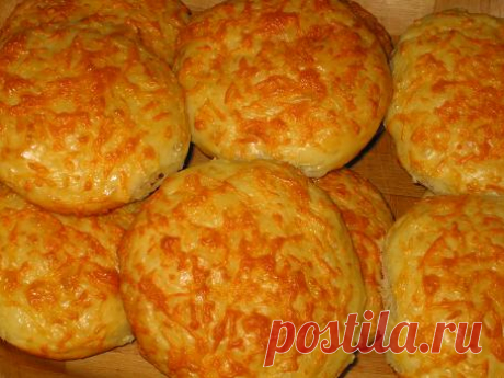 СЫРНЫЕ БУЛОЧКИ

150 граммов сыра гауда(потереть на мелкую терку)+100 граммов для посыпки.(за не имением,брала обычный российский сыр) 
1 ч. ложка с небольшой горкой сухих дрожжей 
0.5 ч. ложки соли 
1 ч. ложка сахара 
250 миллилитров теплой воды 
2 ст. ложки растительного масла 
3-3.5 стакана муки