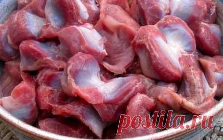 ДОЛЖНО БЫТЬ В КОПИЛКЕ КАЖДОЙ ХОЗЯЙКИ ;)
7 рецептов приготовления вкуснейших куриных желудков. Очень дешево и очень вкусно!!!
РЕЦЕПТ ПЕРВЫЙ: КУРИНЫЕ ЖЕЛУДКИ ПО-БЫСТРОМУ
Понадобится: 500г куриных желудков, 2 луковицы, 3 ст.л. растительного масла, ½ ч.л. соды, специи по вкусу, соль.
Промыть и обсушить пупочки. Мелко нарезать лук, выложить его в казан с разогретым маслом, жарить до зарумянивания. Добавить к луку желудки, обжарить до выделения сока, всыпать соду (соду добавляют при готовке жилистого