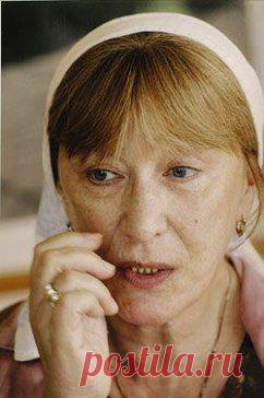 Идите в храм! Верите – не верите – идите в храм! Выбросьте из головы все, что вам пели в уши неверующие люди, или люди, которые утверждают, что у них «Бог в душе». Не слушайте никого. Себя слушайте, прислушивайтесь к своему сердцу.

Вам говорят, что христианская жизнь скучная и постная? Уверяю вас, она живая и счастливая. У нас каждый день праздник! Ка%D