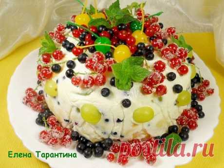 ДАРЫ ЛЕТА !!! **Печенье песочное 1кг -в крошку. *Крем: сметана 500г+ванил/сахар 2уп+сахар по вкусу+распущ/желатин 1уп (по инструкции на пачке) - хорошо вымешать. *Выстилаем салатник пищ/пленкой, на  дно налить немного крема, затем песоч/крошку+крем+любые ягоды и фрукты, и так повторим все слои. Последний-  печенье и крем (без ягод!). *В холод на 3-4часа. *Перевернуть на блюдо, убрать пленку, украшаем фруктами, ягодами, и листочками. *Яркого Вам вкуса !!! //ОК-торты без выпечки