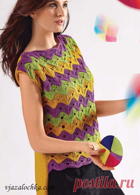 Топ с зигзагообразным цветным узором на переде и удлинённой однотонной спинкой. Спицами. / vjazalochka.com