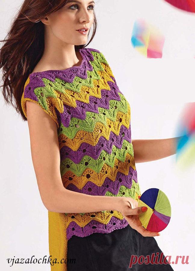 Топ с зигзагообразным цветным узором на переде и удлинённой однотонной спинкой. Спицами. / vjazalochka.com