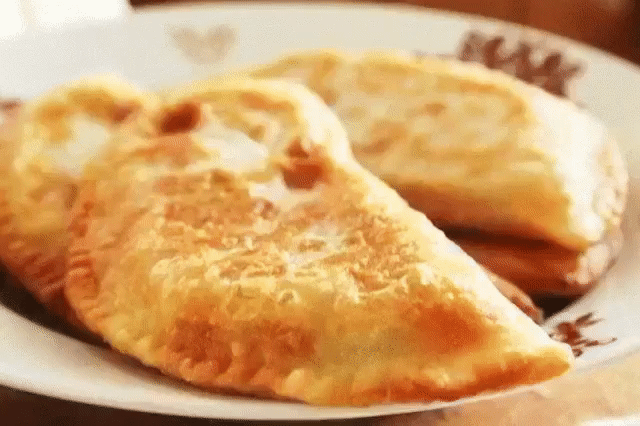 Готовим вкусные чебуреки с мясом
Продукты:
на тесто:
Мука — 8 стакана
Вода — 3 стакана
Соль — 2 ч. л.
Сахар — 2 ч. л.
Масло растительное — 150 мл
Водка — 1 ст. л.
Да, и никогда не добавляйте в тесто яйца! Из-за яиц тесто получается жестким!
Приготовление:
1. Муку просеять в большую чашку.
2. В воде растворить соль и сахар.
3. Сделать в муке лунку, влить туда водяной раствор, водку, растительное масло.
4. Тщательно вымесить тесто, обернуть его пищевой пленкой и оставить при комнатной темпер