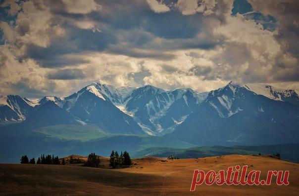 Северо-Чуйский хребет, Алтайские горы. Автор фото – Иосиф Степаненко: nat-geo.ru/photo/user/337386/