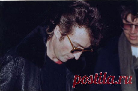 Джон Леннон дает автограф рядом со своим убийцей Марком Чапменом за несколько часов до своей смерти.