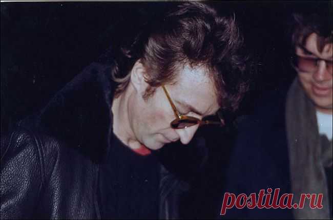 Джон Леннон дает автограф рядом со своим убийцей Марком Чапменом за несколько часов до своей смерти.