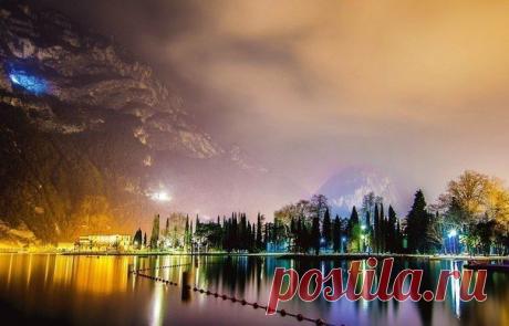 Вечернее озеро Гарда, Италия | WorldCity