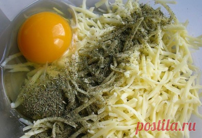 Она смешала натертый картофель с сыром и чесноком и отправила в духовку. Так просто, но безумно вкусно!