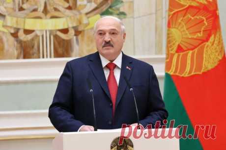 Лукашенко подарили гранатомет на базе вооружения в Гомеле. Президент Белоруссии отметил, что страна должна сделать упор на импортозамещение.