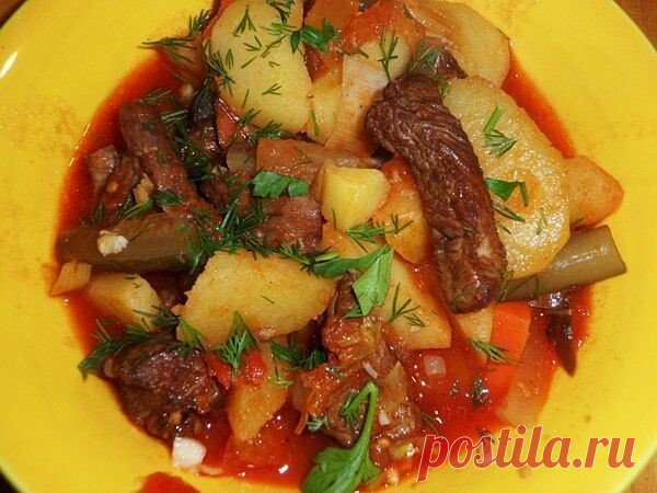 Азу по-татарски
Ингредиенты:
 Мясо — 150-150 г
 Масло топленое – 15 г
 Томат-пюре – 15 г
 Огурцы соленые 50 г
 Картофель – 150 г
 Лук – 35 г
 Соль
 Перец
 Чеснок
Приготовление:
1. Режем мясо кусочками примерно 2х4 см.
2. Соответственно лук, картофель и огурцы стараемся тоже нарезать брусочками, картофель покрупнее, морковь и огурцы помельче.
3. Лук режем примерно четверть-кольцами.
4. Картофель заливаем водой и отставляем в сторону.
5. И обжариваем, помешивая в масле, наше мясо. Но