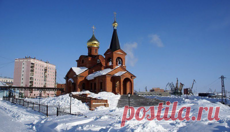 ПРИРОДА РОССИИ.ТАЙМЫР. ВИДЕО.
Таймыр - огромный полуостров, с одной стороны у него Карское море, с Енисеем, с другой - море Лаптевых с впадающей в него рекой Хатангой. От расположенного рядом (и принадлежащего Таймырскому району Красноярского края) архипелага Северная Земля до Северного полюса расстояние примерно в 7 раз меньше, чем до Москвы!
Таймыр называют &quot;кладбищем циклонов&quot;, поскольку, именно там, многие циклоны заканчиваются.
Через полуостров протянулся горный хребет Бырранга