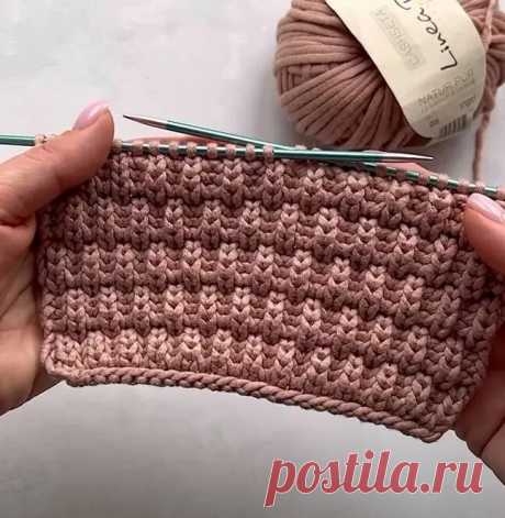 Эффектный и простой узор Здравствуйте ,дорогие рукодельницы Комбинация лицевых и изнаночных петель — вот и все, что, есть в этот симпатичном узоре спицами. Просто и со вкусом! Подобный узор подойдет для вязания кардиганов, жакетов, свитеров, шарфов, а также домашнего текстиля. Например, пледов, подушек...