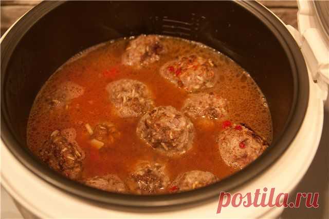 Тефтели в мультиварке 
Ингредиенты:
500 гр фарша
1 мультистакан риса
1-2 луковицы
соль, специи по вкусу
Для Соуса:
2 ст.л. томатной пасты
2 ст.л. сметаны
лавровый лист
черный перец молотый
соль
1 ч.л. сахара