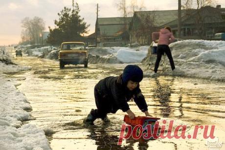 Дорога до садика у нас занимает 30 минут. Дорога от садика до дома — час-полтора. Маршрут тот же самый, но вот скорость... Вперед мы летим со скоростью мамы. Занятой, спешащей, планирующей, оптимизирующей. Бегом. Нет времени на отвлечения, развлечения, разговоры. Даже на разговоры. Потому что для того, чтобы не просто услышать голос ребенка в утренней суете шумного города, а разобрать, что именно сказал ребенок, нужно присесть, наклониться до его уровня, прислушаться. А это снижение скорости,…