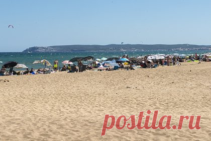 Двое маленьких братьев исчезли под водой на море на глазах у бросившегося их спасать отца