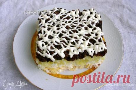 Салат с курицей, черносливом и грецкими орехами «Новогодний подарок». Ингредиенты: куриное филе, морковь вареная, яйца куриные
