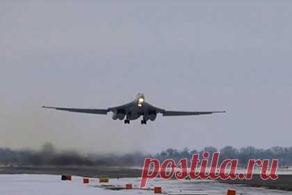 Российские ракетоносцы совершили 13-часовой полет над Арктикой. Два стратегических российских ракетоносца Ту-160 совершили 13-часовой полет над Арктикой, пролетели над Северным Ледовитым океаном, Баренцевым и Белым морями, сообщает Минобороны РФ. Полет был плановым, в ходе него экипажи отрабатывали дозаправку топливом в воздухе. Летчики дальней авиации регулярно совершают вылеты.