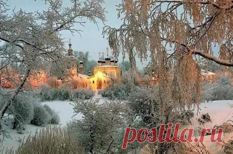 Склонюсь в поклоне декабрю.
Декабрь – врачует наши раны…
Заговорю и отмолю
Его метели и бураны…
Молить я буду за людей,
Нечаянно в беду попавших,
Живых, быть может, не пропавших
И павших на земле моей…
Молиться буду за детей.
За их волнующую глупость,
За щедрость нашу и за скупость
Удачных и, не очень, дней…
Молить я буду за Тебя.
Восторженно и оробело…
От белизны глаза болят
И белый свет – совсем не белый!
А в нём: и Боль, и Благодать,
Бальзам целебный и Отрава…