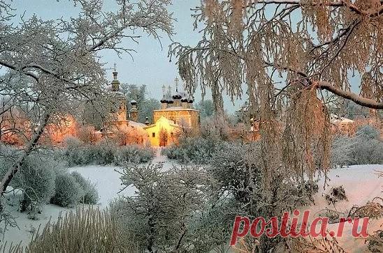 Склонюсь в поклоне декабрю.
Декабрь – врачует наши раны…
Заговорю и отмолю
Его метели и бураны…
Молить я буду за людей,
Нечаянно в беду попавших,
Живых, быть может, не пропавших
И павших на земле моей…
Молиться буду за детей.
За их волнующую глупость,
За щедрость нашу и за скупость
Удачных и, не очень, дней…
Молить я буду за Тебя.
Восторженно и оробело…
От белизны глаза болят
И белый свет – совсем не белый!
А в нём: и Боль, и Благодать,
Бальзам целебный и Отрава…