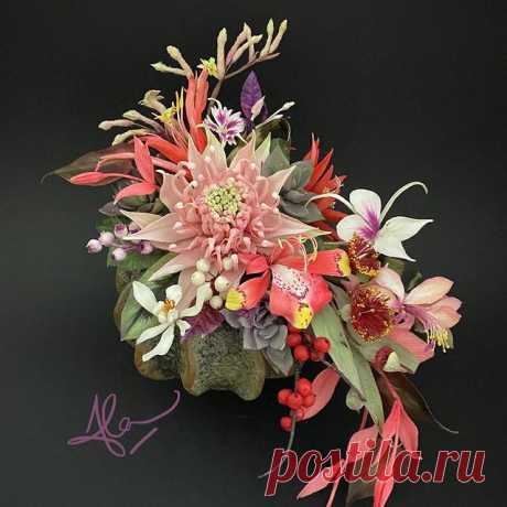 Another Festive Bouquet using flowers from online classes @apieceofcakeuk and some extras from my FB live demonstrations this year.... more colour energy to cheer the mood..... Alan xx 🌺🌸🌿🦩