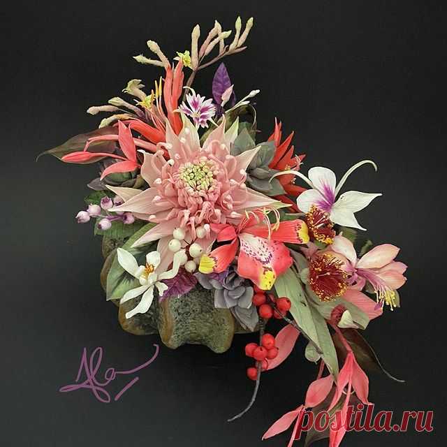 Another Festive Bouquet using flowers from online classes @apieceofcakeuk and some extras from my FB live demonstrations this year.... more colour energy to cheer the mood..... Alan xx 🌺🌸🌿🦩
