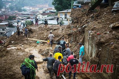 Почти 100 человек погибли из-за сильнейших оползней в Бразилии. Почти 100 человек погибли в результате сильнейших ливней и схода оползней в городе Петрополис в Бразилии. Из-за аномальных дождей десятки домов на склонах холмов были разрушены, паводок смыл машины и разрушил инфраструктуру улиц. Службы спасения продолжают искать выживших, 35 человек пропали без вести.