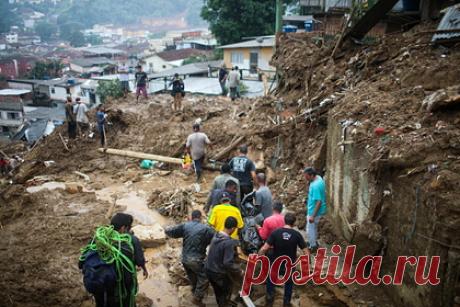 Почти 100 человек погибли из-за сильнейших оползней в Бразилии. Почти 100 человек погибли в результате сильнейших ливней и схода оползней в городе Петрополис в Бразилии. Из-за аномальных дождей десятки домов на склонах холмов были разрушены, паводок смыл машины и разрушил инфраструктуру улиц. Службы спасения продолжают искать выживших, 35 человек пропали без вести.