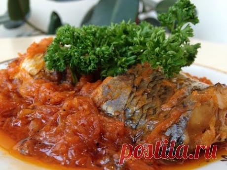 Очень вкусная РЫБА В МУЛЬТИВАРКЕ!

ИНГРЕДИЕНТЫ:

рыба 700 грамм
лук репчатый 1 крупная луковица
морковь 2 шт.
вода 500 мл
паста томатная 2 ст. ложки
мука 2 ст. ложки
соль, перец душистый и черный свежемолотый по вкусу

ПРИГОТОВЛЕНИЕ:

На режиме "Жарка" поджарим нарезанный полукольцами лук и натертую на крупной терке морковь. Добавим муку и еще пожарим. Всего минут 15 уходит.

Затем отправим туда томатную пасту, соль, перец, еще немного прогреем и вольём горячую воду. Стави...