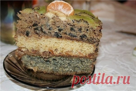 Вкуснейший торт "Три богатыря" из детства - очень просто.

ингредиенты из расчёта на форму 21 см:

для теста:

3 яйца

1,5 стакана сахара

1,5 стакана муки

1,5 стакана сметаны
0,5 стакана изюма
0,5 стакана мака
0,5 стакана чернослива
3 ч. л. разрыхлителя
(а вообще можно любые сухофрукты и орехи)
для крема:
банка сгущённого вареного молока
200 гр сл. масла
любые фрукты для украшения

Зараннее замачиваем изюм, чернослив на 15 мин., мак моем и через марлю отжимаем.
Для торта...