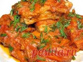 РЫБА В ДУХОВКЕ: ТОП-6 РЕЦЕПТОВ  
1) Рыба в томатном соусе 
ИНГРЕДИЕНТЫ: 
● минтай 1200 г 
● соль, перец, оливковое масло, приправы по вкусу 
● сахар 1 ч.л. 
● морковь 300 г 
● лук 2 шт. 
● чеснок 2-3 зубчика 
● томатный сок 500 мл 
● укроп зелень 
ПРИГОТОВЛЕНИЕ: 
Обрезать плавники на рыбе и порезать ее на кусочки. Вымыть и почистить морковь. Нарезать ее тонкими кольцами.Очистить и вымыть лук. Нарезать его кольцами. Разогреть сковороду с маслом и обжарить лук и морковь. После обжаривания разде