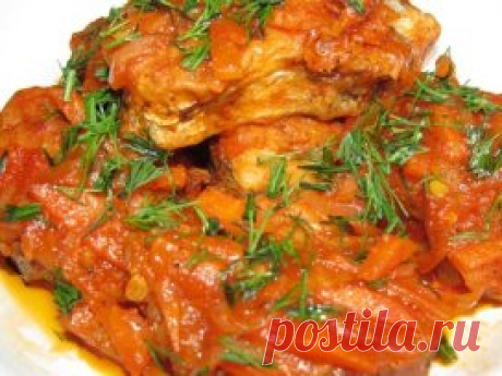 РЫБА В ДУХОВКЕ: ТОП-6 РЕЦЕПТОВ  
1) Рыба в томатном соусе 
ИНГРЕДИЕНТЫ: 
● минтай 1200 г 
● соль, перец, оливковое масло, приправы по вкусу 
● сахар 1 ч.л. 
● морковь 300 г 
● лук 2 шт. 
● чеснок 2-3 зубчика 
● томатный сок 500 мл 
● укроп зелень 
ПРИГОТОВЛЕНИЕ: 
Обрезать плавники на рыбе и порезать ее на кусочки. Вымыть и почистить морковь. Нарезать ее тонкими кольцами.Очистить и вымыть лук. Нарезать его кольцами. Разогреть сковороду с маслом и обжарить лук и морковь. После обжаривания разде